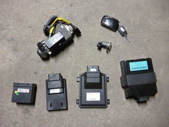 Peugeot Metropolis 400i. Spínačka,imobilizér, CDI. Od 2013 - 7