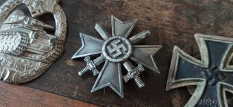 Medaile, vyznamenání, odznaky. - 7