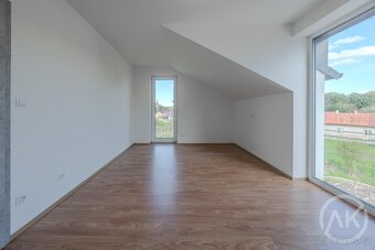 Pronájem podkorvního bytu 2+kk s balkonem v novostavbě v Bra - 7