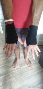 Ortéza na zápěstí práva a levá. - 7
