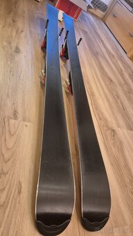 Lyže Atomic Redstar 130cm a hůlky Fischer 95cm - 7