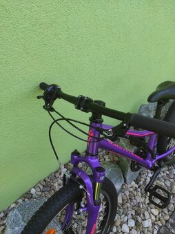 Značkové dětské kolo SPECIALIZED 20" (fialová) - 7
