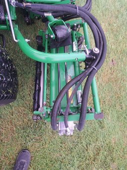 Vřetenová sekačka John Deere 8700A na fotbalová a golfová hř - 7