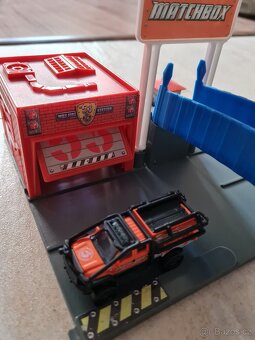 Dřevěný domeček, HRY,  DVD, a přilby cyklo a lyžařská - 7