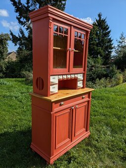 Kredenc v cihlové barvě po renovaci - 7