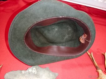 Paroží 18 ks, klobouk s odznakem a masivní kovový obraz - 7