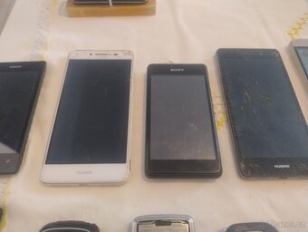 Mobilní TELEFONY 11ks - 7