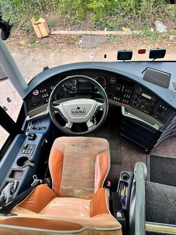 Autobus se nachází ve městě Praha. Všechno funguje. Má 48 + - 7