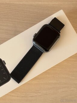 Apple Watch Series 5 – 40mm, Space Gray Aluminium + 4 řemínk - 7