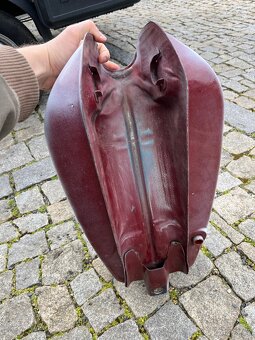 Suzuki GT250, nadrz, bez koroze, připravena na nastrik - 7