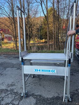 Žebřík s plošinou a zábradlím ZARGES. - 7
