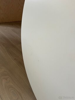 Bílý kulatý stůl - 7