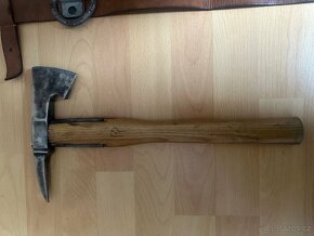 Stará hasičská sekera v koženém pouzdře - 7