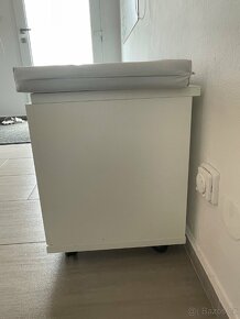 Bílá sedací skříňka na kolečkách - 7