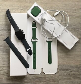 Apple Watch 7 Series 45mm zelené + černý sportovní řemínek - 7