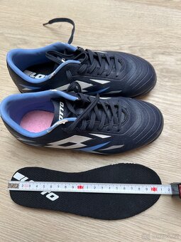 Tenisky sálovky Lotto 32, kopačky turfy Adidas 33 - 7