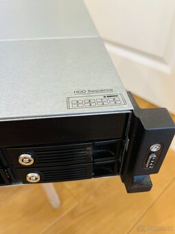 QNAP TVS-871U-RP – NAS server, 8 pozic, redundantní napájení - 7