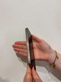 iPhone 15 Pro 128Gb, baterie 93% - 7