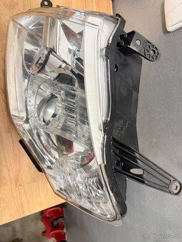 Světlomety Mitsubishi Pajero facelift 2012–2021 - 7