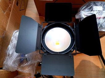 Profi LED 200 Wat COB s klapkami - 7