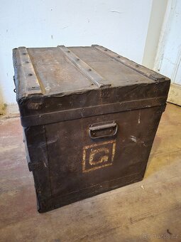 Zajímavá starožitná industriální truhla - 7