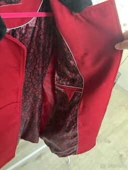 Červený zimní kabát - 7