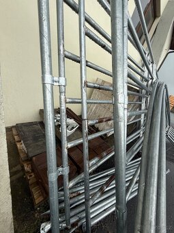 Prodám přístřešek pro zvířata 6×6 m včetně hrazení a plachet - 7
