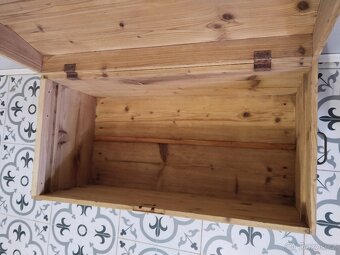 Starý, velký, dřevěný kufr, truhla po renovaci 2 - 7