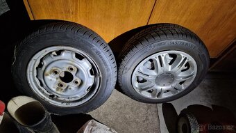 Zimní Barum 145/70 R13 s disky a poklicemi - 7