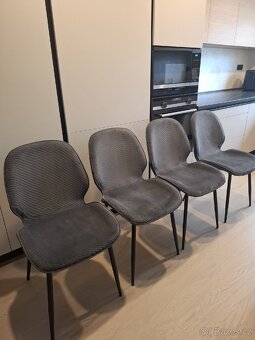 Masivní kuchyňský stůl ve výborném stavu - 7