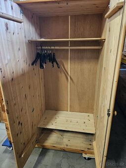 MASIVNÍ ŠATNÍ SKŘÍŇ - 7