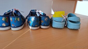 Vel. 22 zimní boty 2x , papuče 2x, crosky 1x - 7