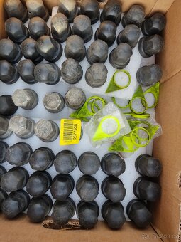 Prodej krytky na šrouby kol + kabinový filtr na Volvo - 7