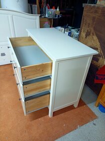 Prodám hezkou šuplíkovou komodu IKEA Hemnes. - 7