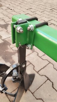 Prodám novou tříradličnou proorávačku brambor, nesenou za tr - 7