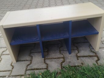 Postel, skříňky, stůl - 7