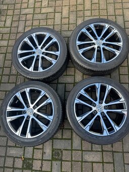 ORIGINÁL Alu Volkswagen SINGAPORE R17, 5x112 - LETNÍ PNEU - 7