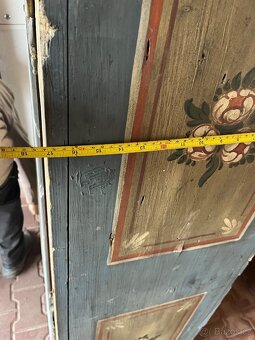 Stará malovaná skříň - 7