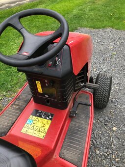 Zahradní traktor Toro s kárkou - 7