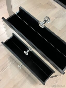 Zrcadlová komoda – 3 zásuvky, kožené detaily, krásný stav - 7