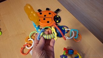 Lucka B - sada knížka, řetěz, chrastítko, kousátko - 7