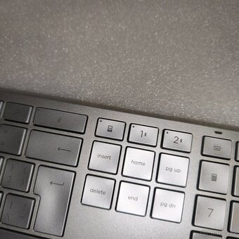 Bezdrátová klávesnice HP 970 programmable CZ podsvícená - 7
