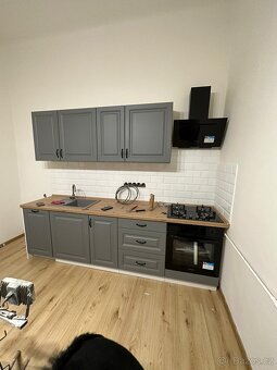 Vzorková matná kuchyňská sestava  270/310 cm + vysoká 6 - 7