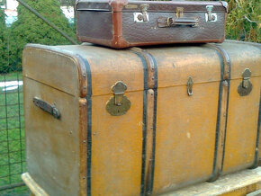 lodní kufr, 2ks, rámy obrazu, selský stůl se šuplíky - 7