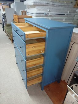 Prodám hezkou komodu z masivu IKEA HEMNES v modrém odstínu - 7