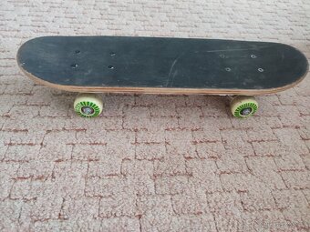 Skateboard se svítícími kolečky - 7