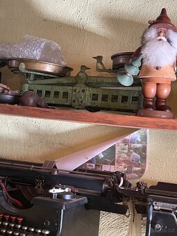 Staré psací stroje a váhy - 7