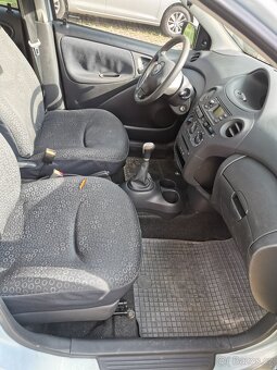 Toyota Yaris r. 2004 - 7