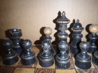 ŠACHY; staré dřevěné šachové figurky s patinou - komplet - 7