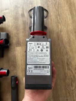 Dyson V10 - 7
